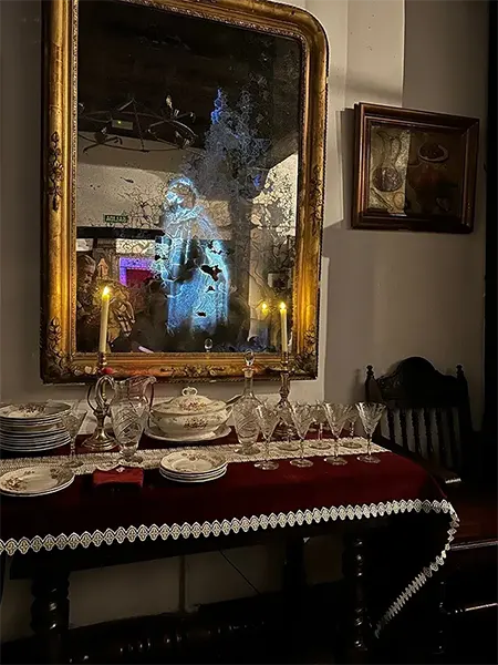 Un espejo con un Holograma